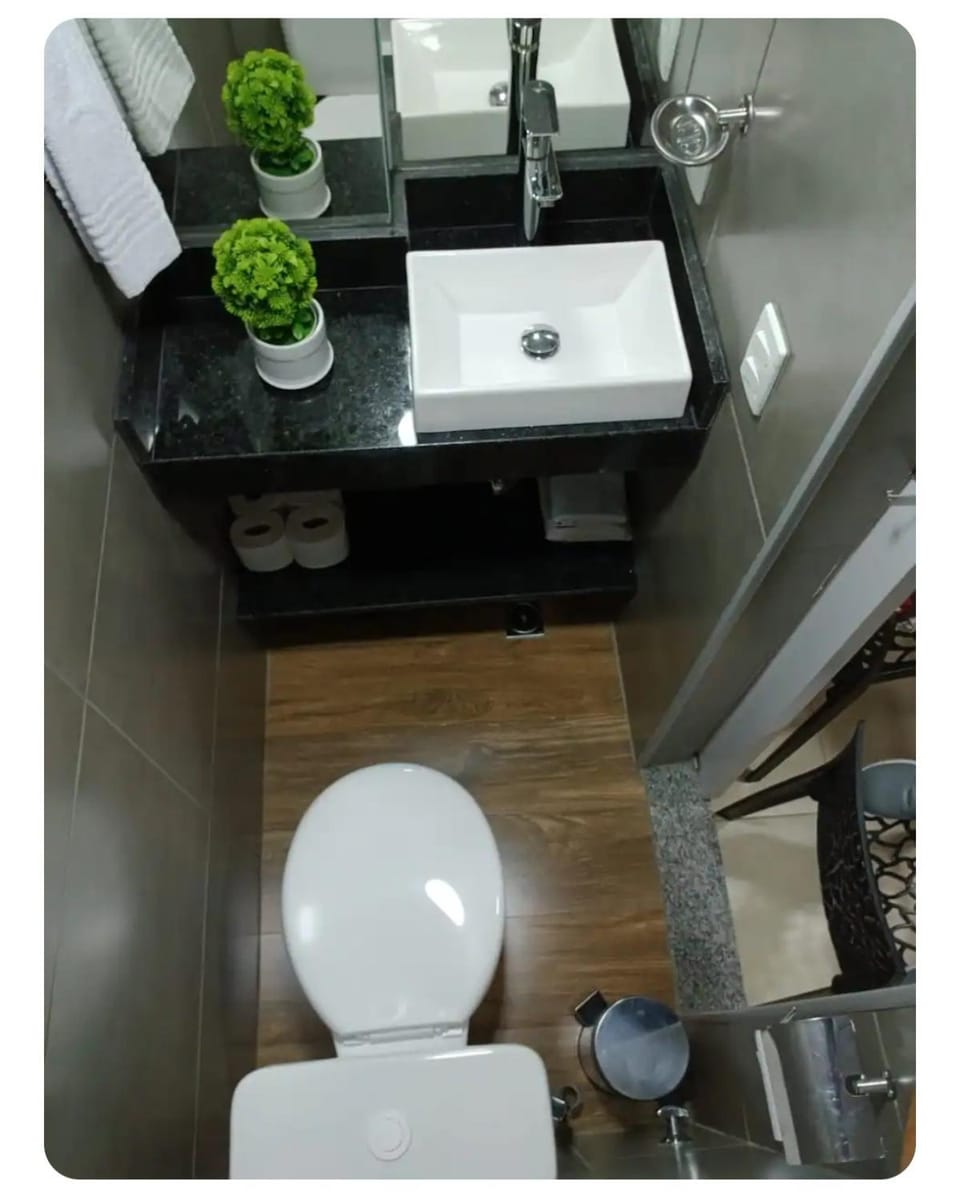 Quarto privativo com cama de casal esquina de Copacabana com Ipanema Vacation rental in Rio de Janeiro