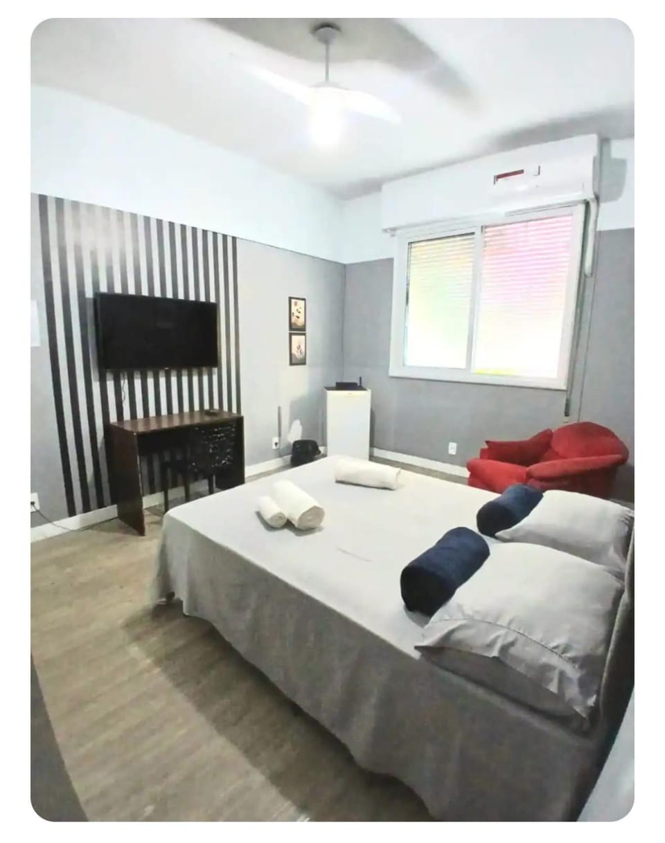 Quarto privativo com cama de casal esquina de Copacabana com Ipanema Vacation rental in Rio de Janeiro