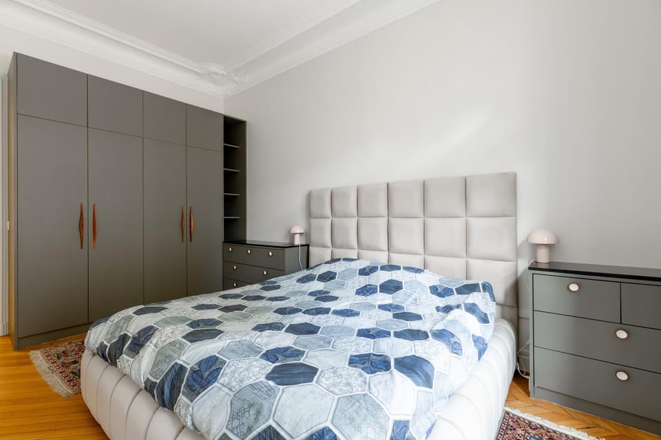 Prestigious 4BR - Sleeps 9 - Trocadero Apartment in Paris