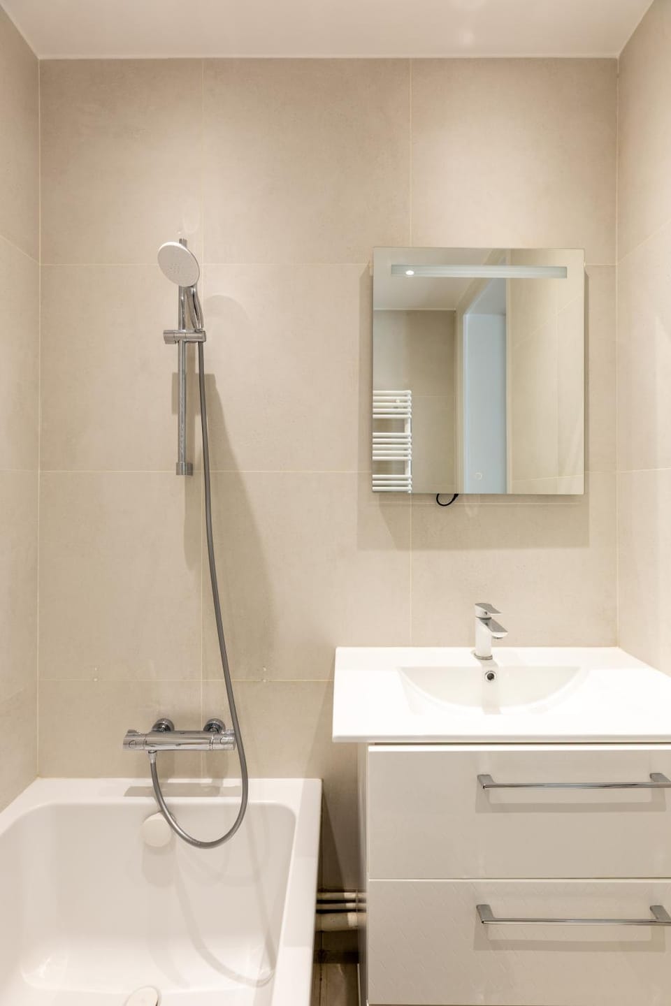 Prestigious 4BR - Sleeps 9 - Trocadero Apartment in Paris