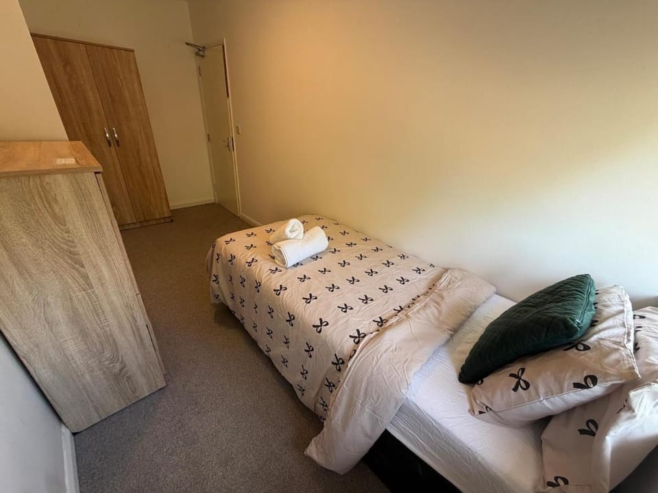 Spacious 5-bedroom Stay for Contractors & Families Apartment in Walsall