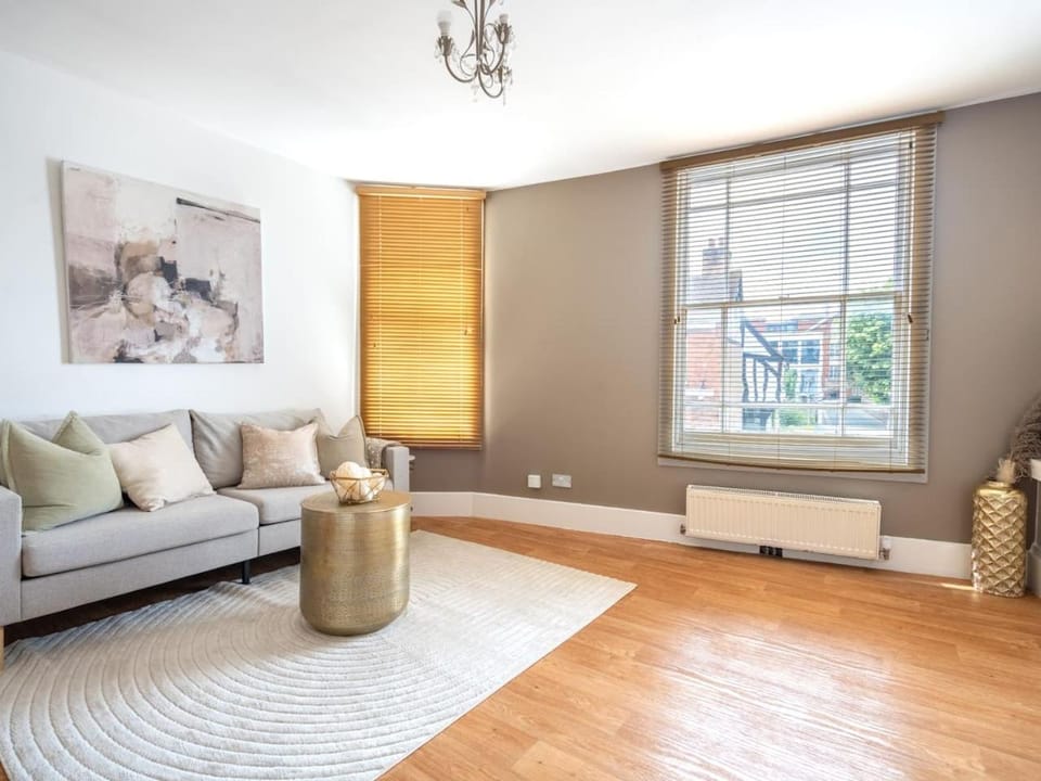 2BR Colchester Stay Near Town Centre & Castle Apartment in Colchester