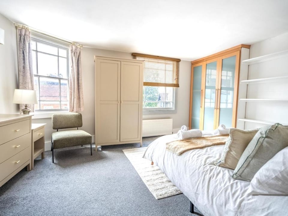 2BR Colchester Stay Near Town Centre & Castle Apartment in Colchester
