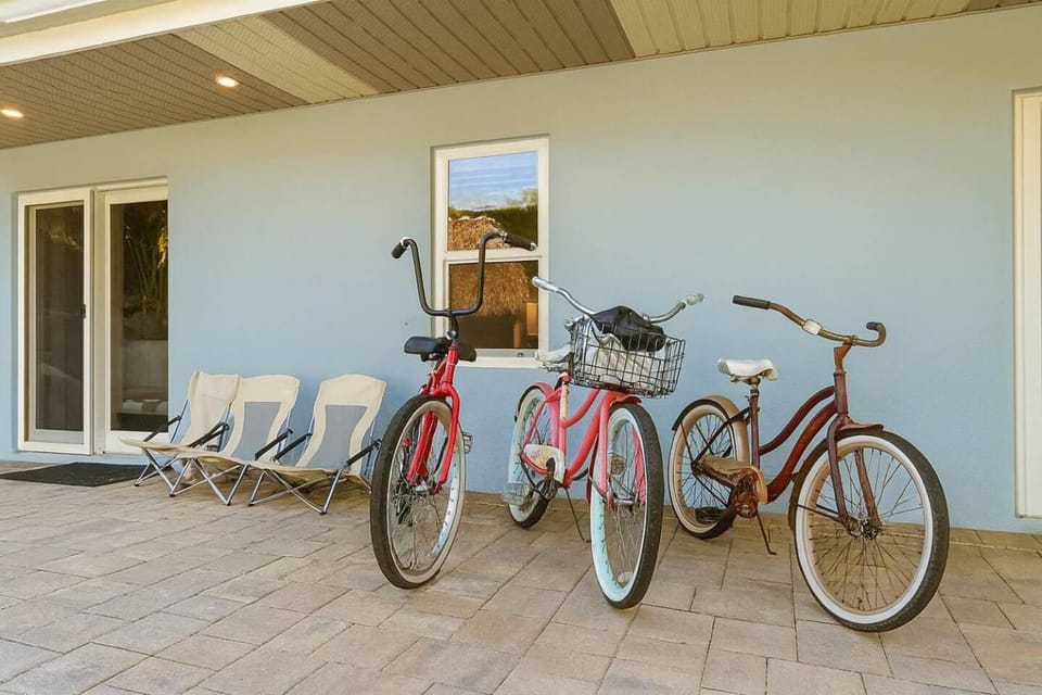 Heat Salt PoolHotTubMin to BeachMini Pickleball House in Indialantic