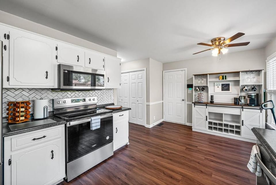 Coffee/tea facilities, Kitchen or kitchenette, oven