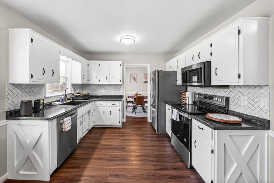 Kitchen or kitchenette, dishwasher, oven
