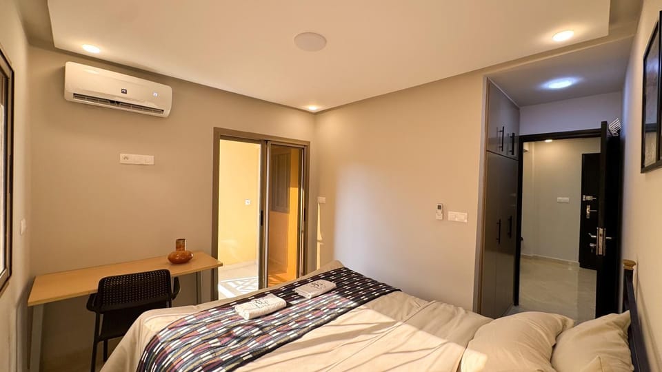 Bed, Balcony/Terrace, Balcony/Terrace, Photo of the whole room, Seating area, Bedroom, air conditioner