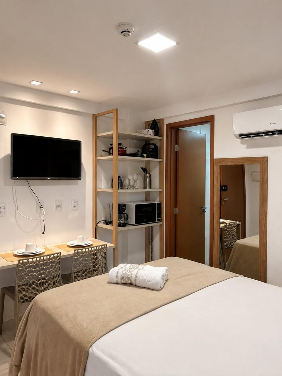Bed, TV and multimedia, Kitchen or kitchenette, Photo of the whole room, Bedroom, towels, air conditioner