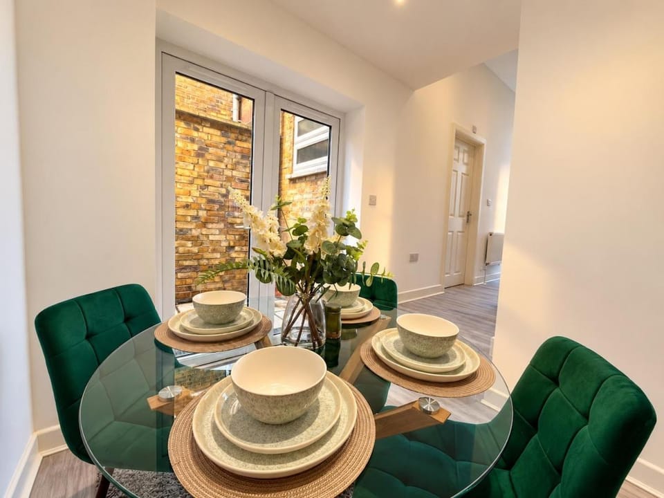 Seating area, Dining area
