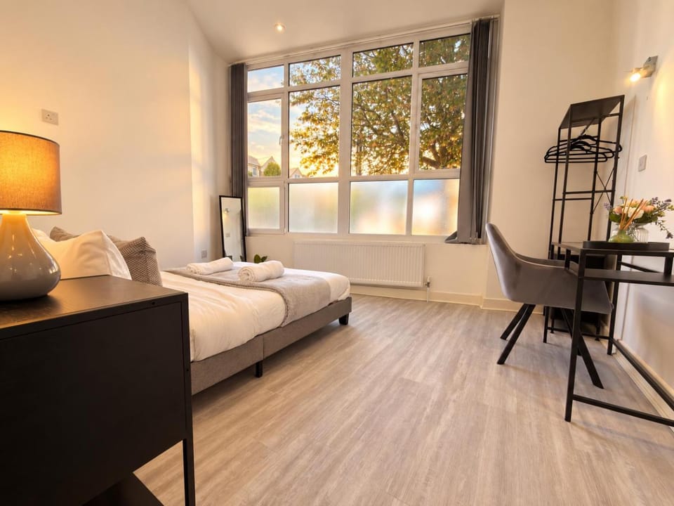 Bed, Photo of the whole room, Seating area, Bedroom