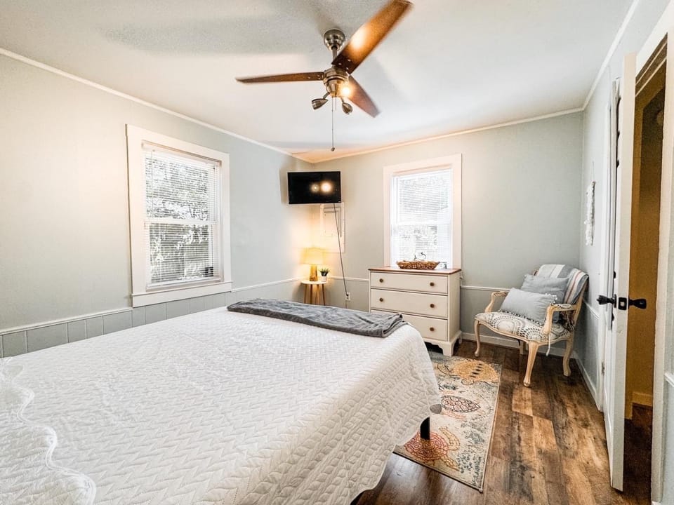 Bed, TV and multimedia, Photo of the whole room, Bedroom