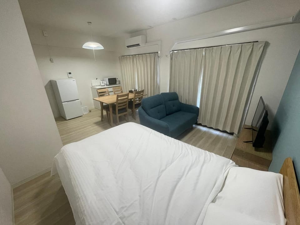Bed, TV and multimedia, Living room, Dining area, air conditioner
