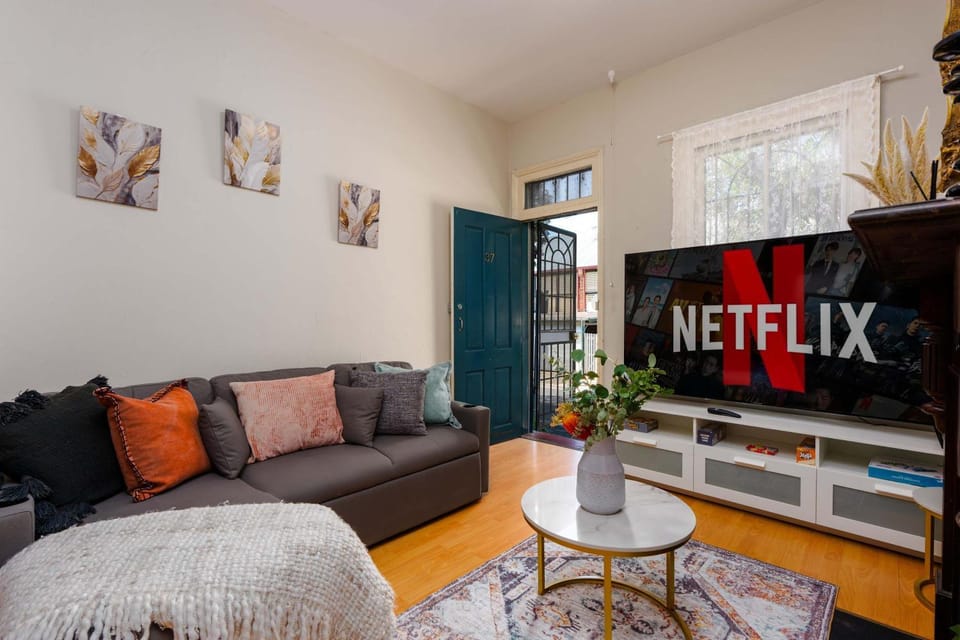 TV and multimedia, Living room, Seating area, Evening entertainment