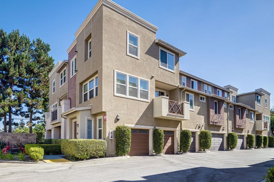 Walk to Train Station & More! Modern Compton Unit House in Compton