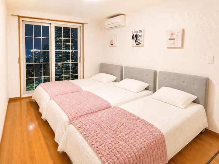 麻布台ヒルズ目の前9階絶景 Apartment in Japan