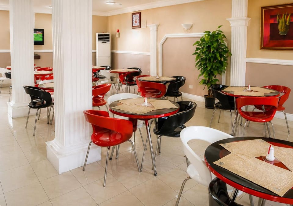 Property building, Restaurant/places to eat, Living room, Banquet/Function facilities, Seating area, Breakfast