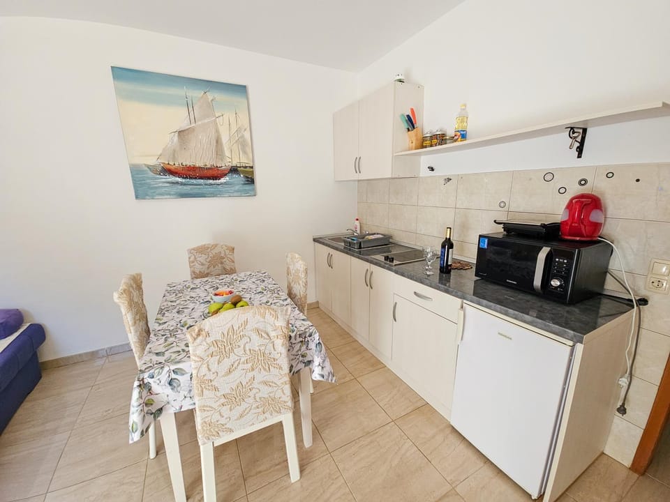 Coffee/tea facilities, Kitchen or kitchenette, Dining area, stove, toaster