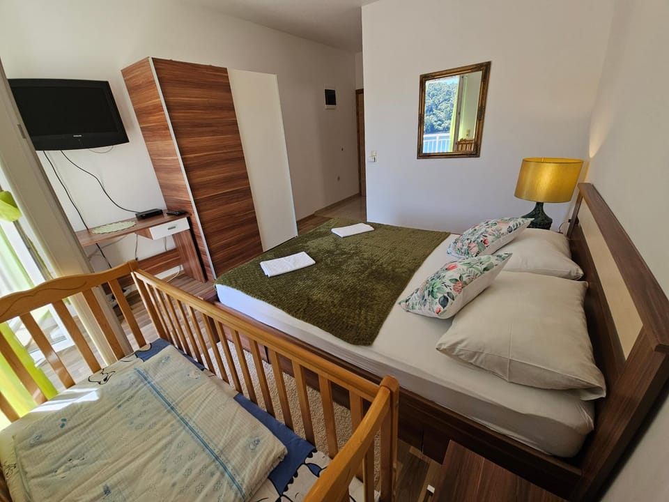 Bed, TV and multimedia, Bedroom, cot, wardrobe