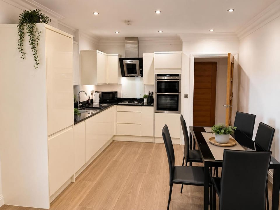 Modern 2 Bed Apartment Walk to Station & High St Apartment in London Borough of Ealing