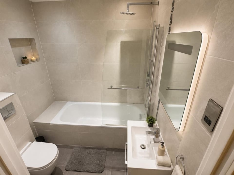Modern 2 Bed Apartment Walk to Station & High St Apartment in London Borough of Ealing