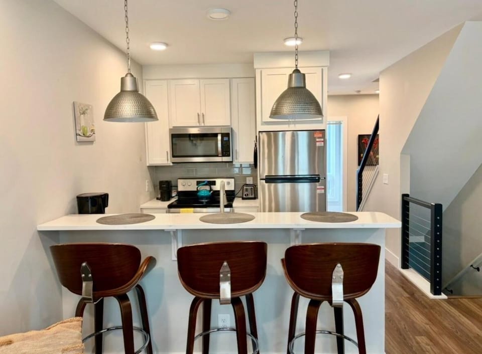 Kitchen or kitchenette, Seating area, Dining area