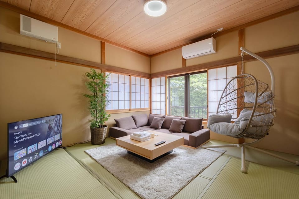 TV and multimedia, Living room, Seating area, Bedroom, air conditioner