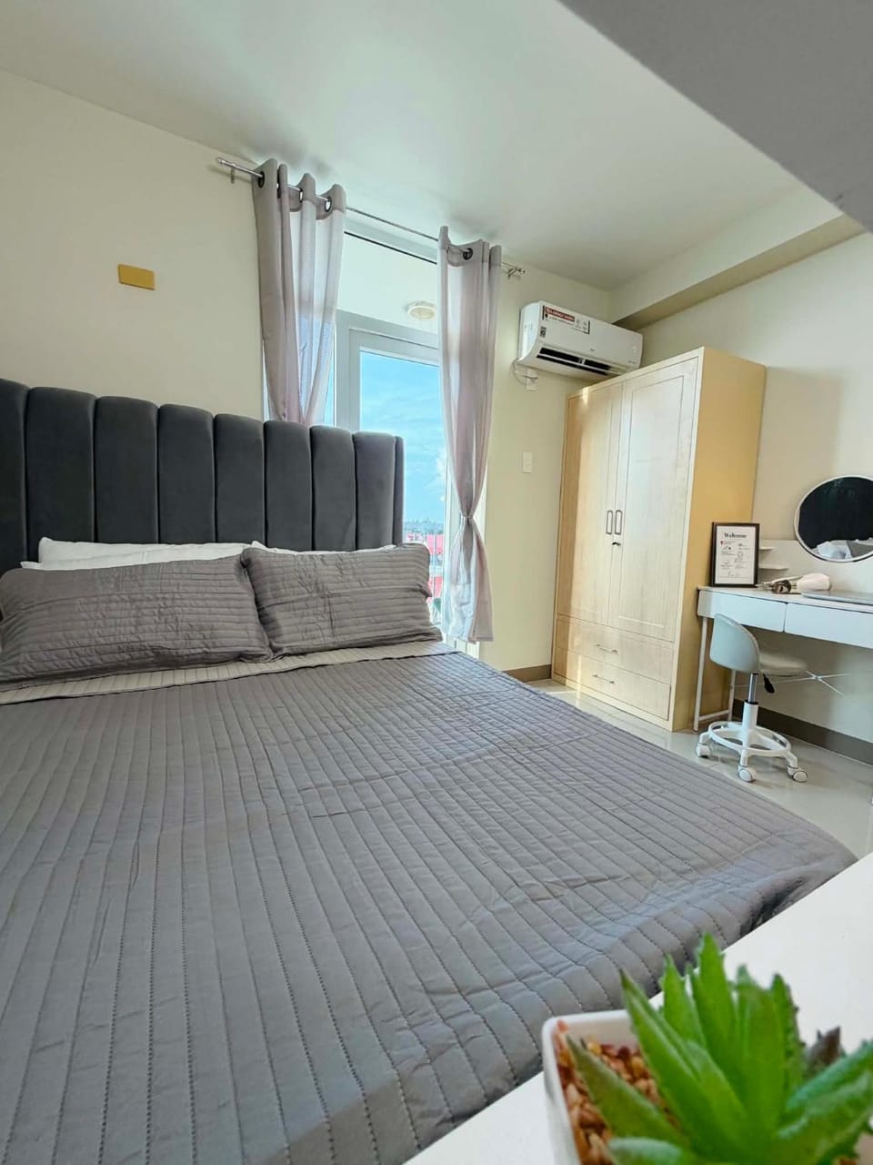Bed, Bedroom, wardrobe, air conditioner
