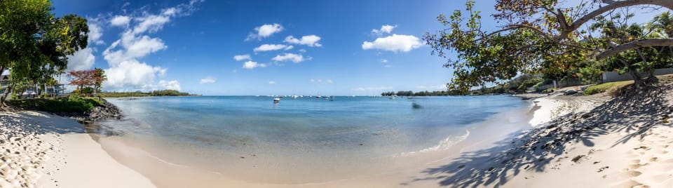 Luxury Beachfront Apartment - Amazing Views & Pool Apartment in Rivière Noire District, Mauritius