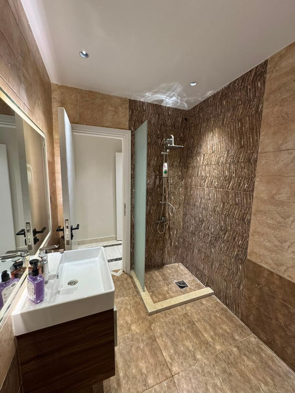 شقة فاخرة في قلب الدقي على شارع الرئيسي Apartment in Egypt