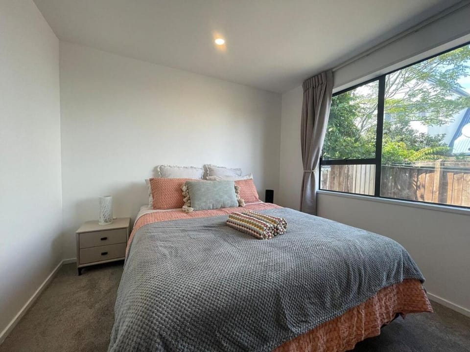 Modern 2BR by Westfield Mall & Free Parking Apartment in Christchurch