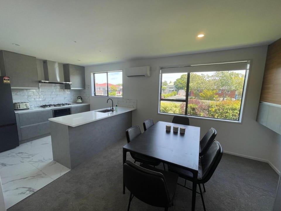 Modern 2BR by Westfield Mall & Free Parking Apartment in Christchurch