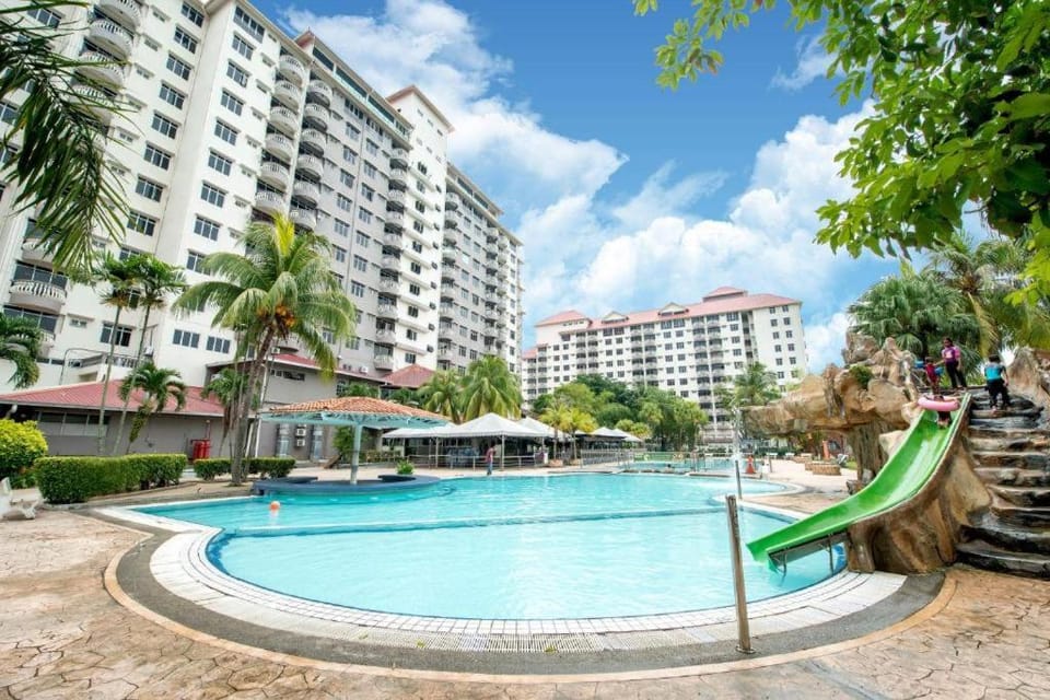 Property building, Communal lounge/ TV room, Day, Evening entertainment, Pool view, Swimming pool, Location, Parking, sunbed