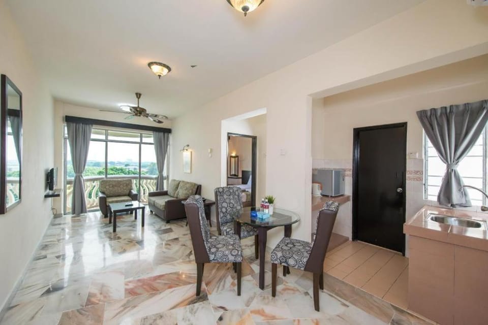 TV and multimedia, Kitchen or kitchenette, Living room, Seating area, Dining area