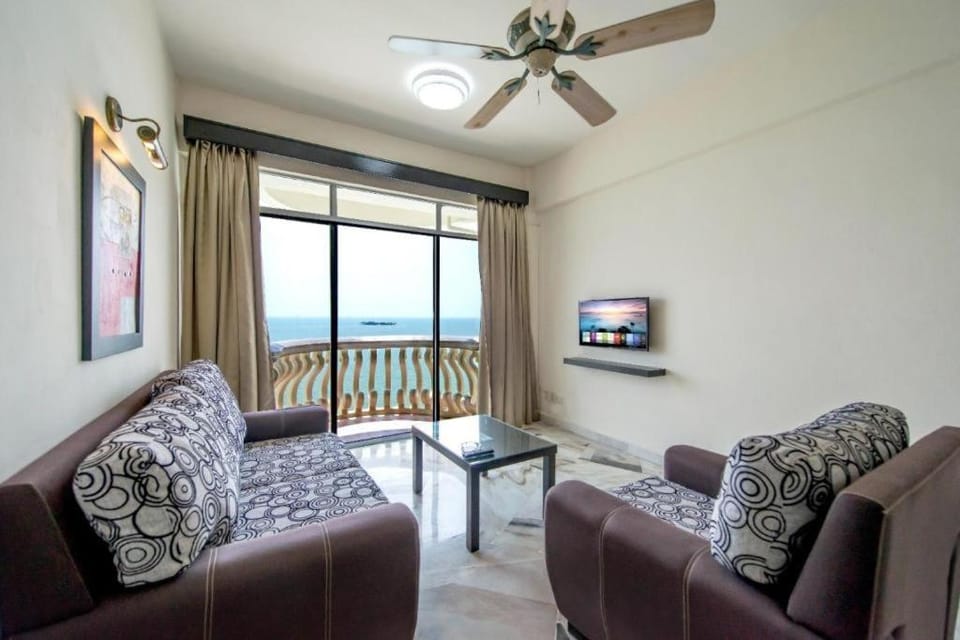 Communal lounge/ TV room, Natural landscape, TV and multimedia, Living room, Seating area, Evening entertainment, Sea view, fireplace