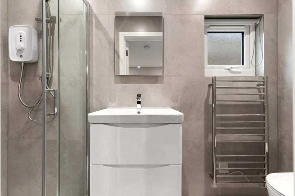 Stream lodge- Spacious Garden Flat with S.King Bed Apartment in London