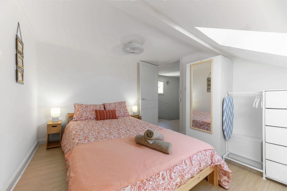 Bed, Photo of the whole room, Bedroom, towels