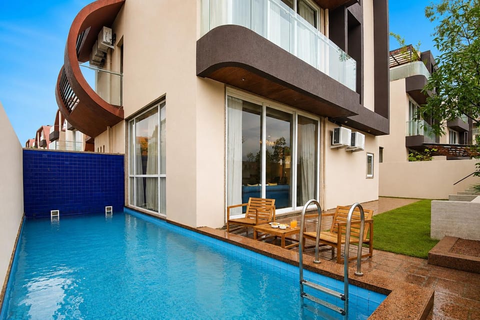 ELIVAAS Signature Eulophia 3 BHK Villa with Private Pool, Jacuzzi, Terrace & Garden Villa in Lonavla