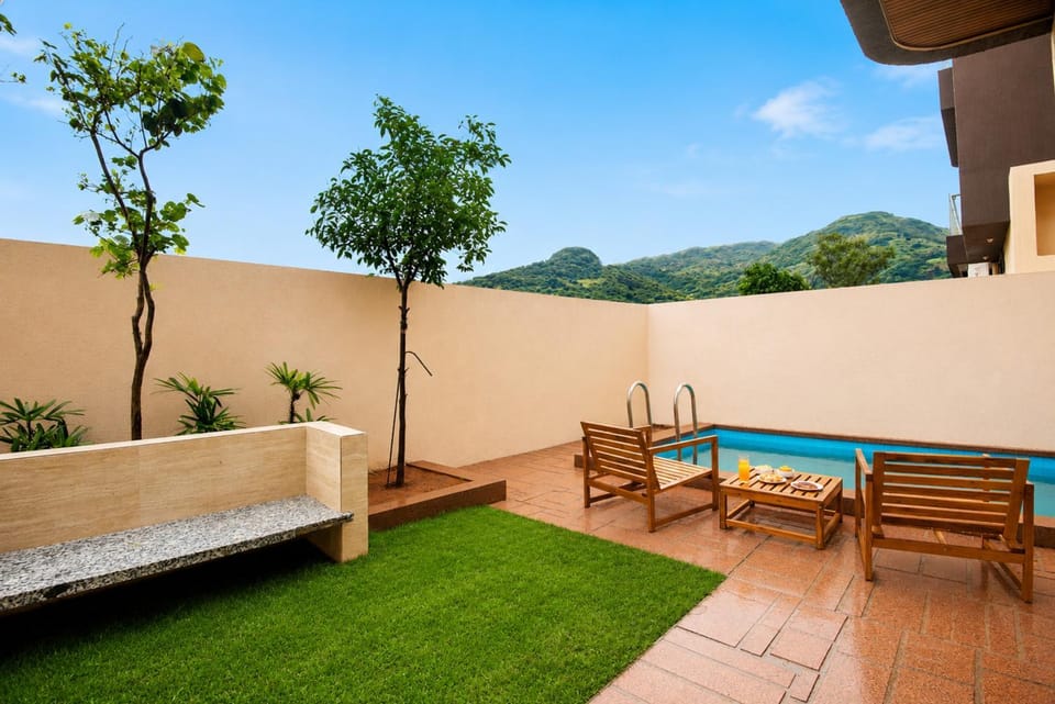 ELIVAAS Signature Eulophia 3 BHK Villa with Private Pool, Jacuzzi, Terrace & Garden Villa in Lonavla