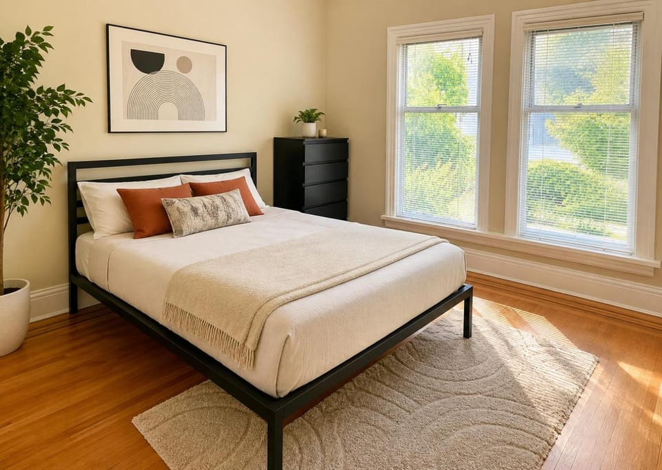 Stylish 3 Bedroom Close to Stanley Park and Robson Apartment in Vancouver