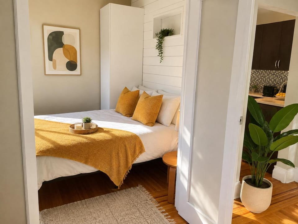 Stylish 3 Bedroom Close to Stanley Park and Robson Apartment in Vancouver