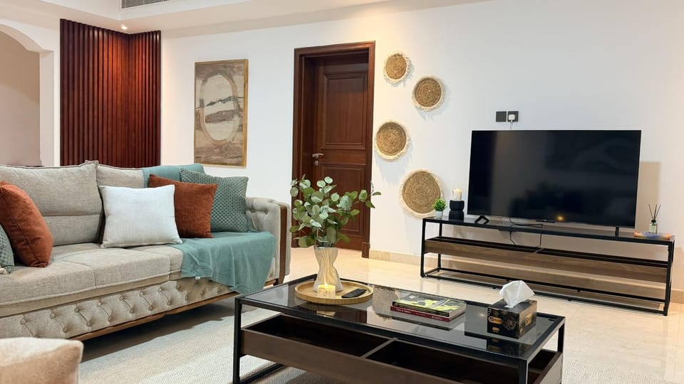 TV and multimedia, Living room, Seating area, Evening entertainment