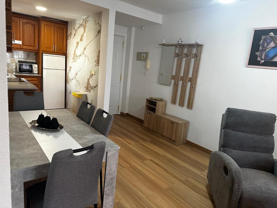 Kitchen or kitchenette, Lobby or reception, Dining area