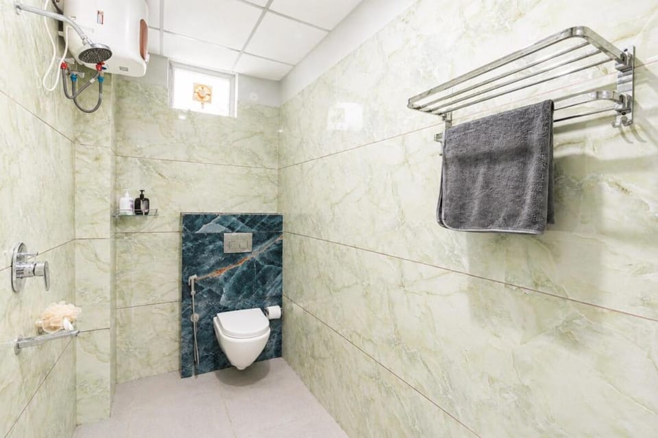 Shower, Toilet, Bathroom, towels