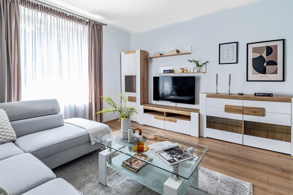 Communal lounge/ TV room, TV and multimedia, Living room, Seating area, Evening entertainment