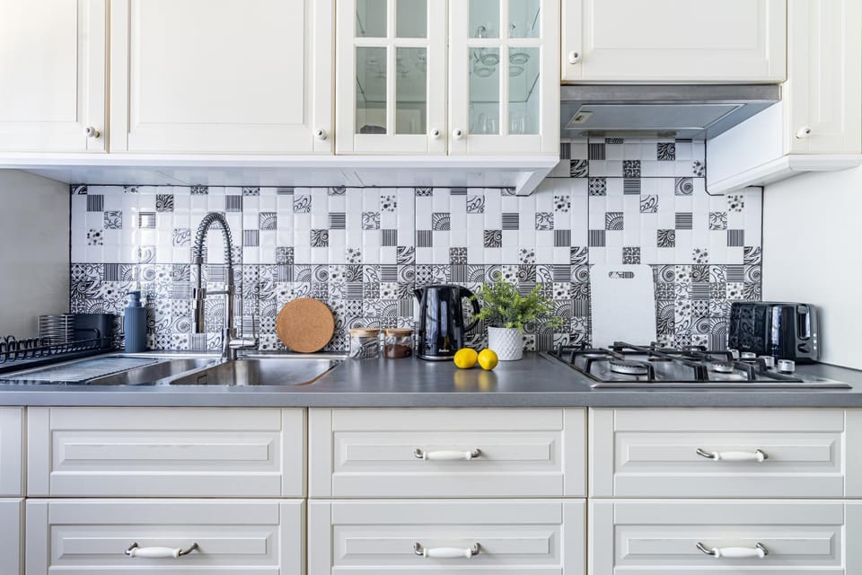 Coffee/tea facilities, Kitchen or kitchenette, stove, toaster