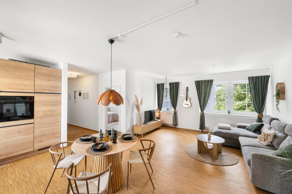 TV and multimedia, Kitchen or kitchenette, Living room, Seating area, Dining area, stove, kitchen