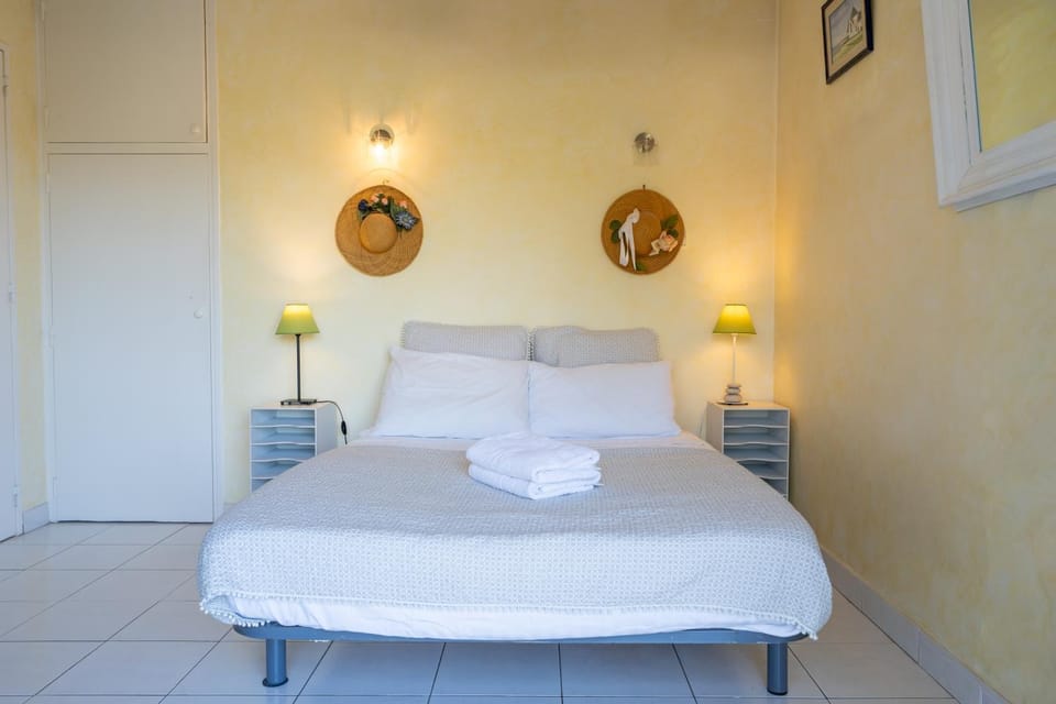 Bed, Bedroom, towels