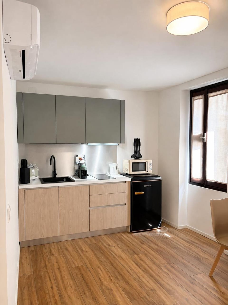 Coffee/tea facilities, Kitchen or kitchenette, stove, toaster