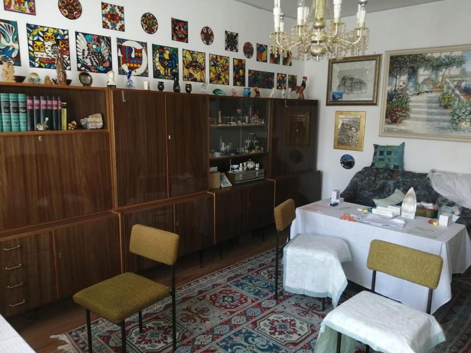 a tidy room near Frauenkirche Apartment in Dresden