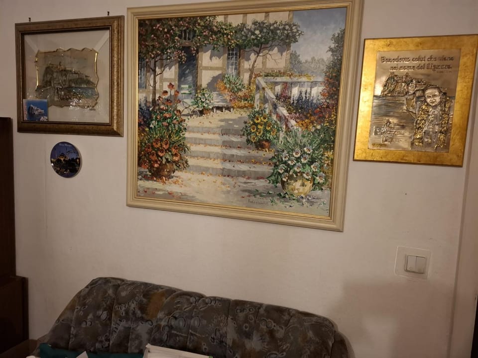 a tidy room near Frauenkirche Apartment in Dresden